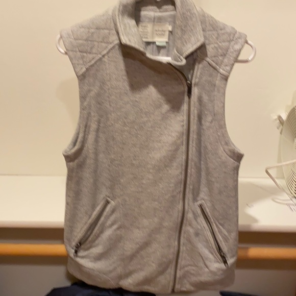 Stylish gray sweatshirt vest to wear on cool days - Picture 1 of 5